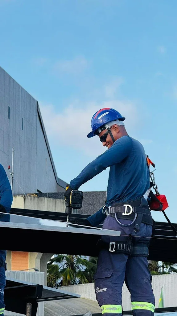 Técnico Optimize instalando painel solar