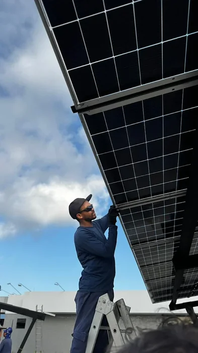 Técnico Optimize instalando painel solar